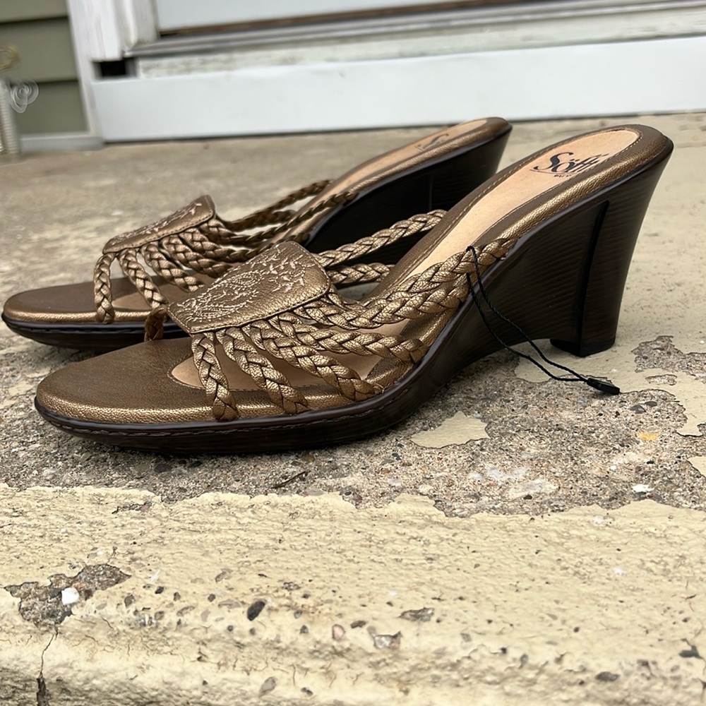 New gold leather Sofft leather sandals